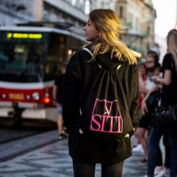 Batoh logo V SÍTI - růžový